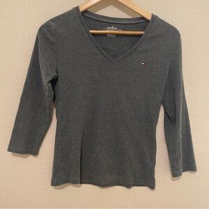Tommy Hilfiger gray v-neck 3/4 sleeve knit top. Size: medium